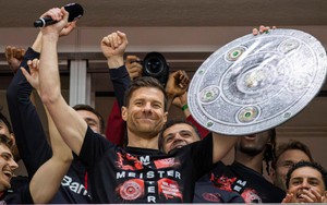 Bayer Leverkusen vinh danh Xabi Alonso theo cách đặc biệt sau chức vô địch lịch sử