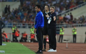 Tìm người thay HLV Troussier: 'Chim sợ cành cong'