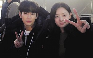 Kim Soo Hyun tung ảnh chụp cùng Kim Ji Won, trông như một cặp đôi thực sự