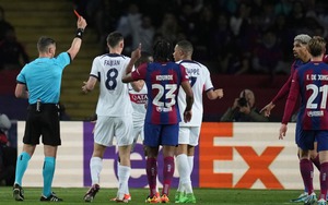 Fan Barcelona lại dậy sóng: Trọng tài rút thẻ đỏ với Araujo từng bị cấm cầm còi ở Champions League năm ngoái 