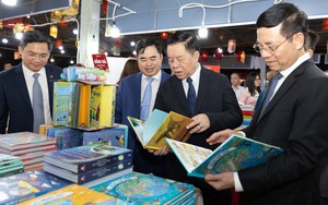 Trưởng ban Tuyên giáo Trung ương Nguyễn Trọng Nghĩa đánh trống khai mạc Ngày Sách và Văn hóa đọc Việt Nam lần thứ 3