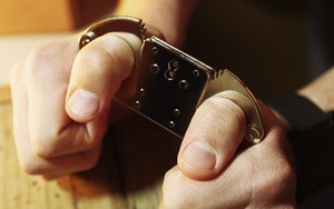 Khởi tố, bắt tạm giam hai phóng viên tạp chí đe dọa 'cưỡng đoạt tài sản' của doanh nghiệp 