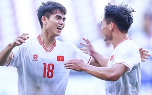 Khuất Văn Khang lập siêu phẩm đá phạt từ khoảng cách 30m vào lưới Indonesia, được khen đẹp hơn cả giải Puskas của Salah