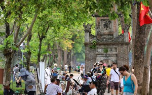 Hà Nội: Phố đi bộ hồ Gươm vẫn nhộn nhịp trong ngày nóng bức