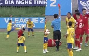 Rợn người với tình huống phạm lỗi ở vùng đầu của cầu thủ Việt Nam