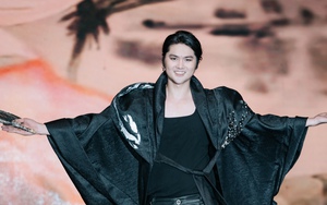 Siêu mẫu Đình Quyền làm vedette trong show thời trang "Tinh hoa đất Rồng"