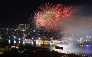 Thành phố Hồ Chí Minh: Mãn nhãn với màn pháo hoa mừng ngày thống nhất đất nước