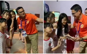 HLV Kiatisuk gây sốt với hành động thiện cảm với CĐV nhí, nhận lời mời gọi dẫn dắt đội tuyển Việt Nam