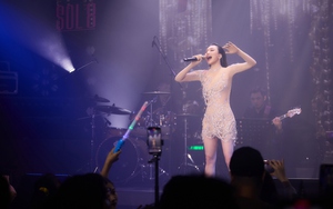 Hồ Quỳnh Hương bật khóc sau hơn 10 năm mới trở lại sân khấu Hà Nội