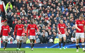 Ten Hag mắng cầu thủ MU 'ngu ngốc' khi đánh rơi chiến thắng trước Liverpool