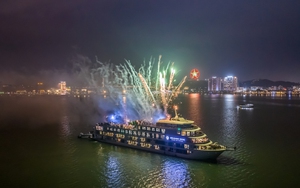 Trình diễn pháo hoa trên du thuyền: Điểm nhấn mới thu hút khách du lịch đến Vịnh Hạ Long