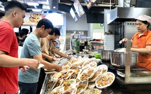 Trung tâm thương mại Tp. Hồ Chí Minh tấp nập khách 'giải nhiệt' dịp lễ 30/4 - 1/5