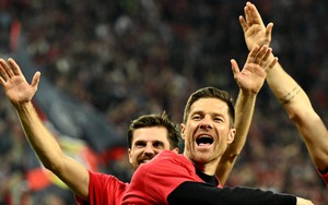 Leverkusen của Alonso lập kỷ lục vô tiền khoáng hậu, với khả năng ghi bàn khó tin ở phút bù giờ