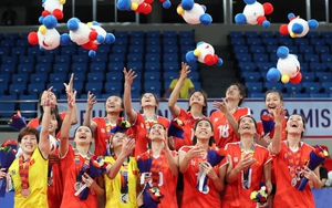 Hoa khôi bóng chuyền dạy tiếng Anh tham gia chiến dịch đầy ý nghĩa ở quê nhà cùng hậu vệ ĐT Việt Nam