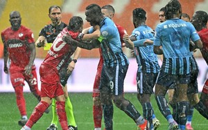 'Ngựa chứng' Balotelli lại nổi loạn khiến đội nhà thua thảm, đối mặt nguy cơ bị đuổi 