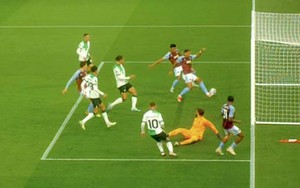 Cầu thủ Aston Villa có ‘pha bỏ lỡ của thế kỷ’ khi cách gôn trống của Liverpool 2m