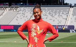 Ngôi sao Việt kiều của tuyển Mỹ gây sốt khi diện áo dài Việt Nam