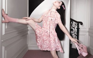 Triệu Lộ Tư tung hình ảnh quảng bá Versace, bị chê vì tư thế phản cảm