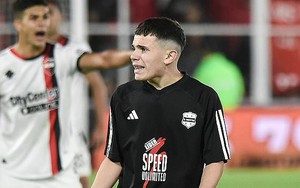 Cầu thủ chỉ mới 14 tuổi đã phá kỷ lục tồn tại 20 năm của huyền thoại Premier League