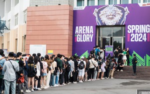 CĐV xếp hàng dài dưới mưa, háo hức đón xem Vòng chung kết ĐTDV mùa Xuân 2024