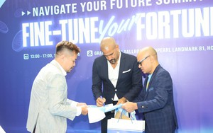 Cựu sao Man United giao lưu và tặng áo đấu cho người hâm mộ Việt Nam