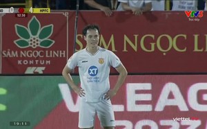 Văn Toàn thẫn thờ nhìn đội nhà thua đậm một cách khó tin, giấc mơ vô địch của cựu sao HAGL bị đe dọa?