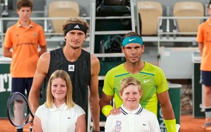 Nadal 'khốn khổ' vì đụng trúng Zverev ngay vòng 1 Roland Garros