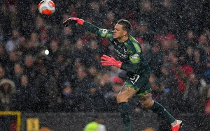 Thủ môn Ederson mắc sai lầm, ném thẳng bóng vào chân đối phương, khiến Man City thua đau MU