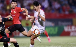 Nguyễn Filip lại mắc lỗi trong ngày HLV Kim Sang Sik dự khán, CAHN trôi xuống giữa bảng xếp hạng