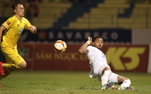 'Siêu nhân' Rafaelson đưa Nam Định đến gần chức vô địch V-League