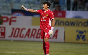 Thủ môn Bùi Tiến Dũng chưa hết lận đận