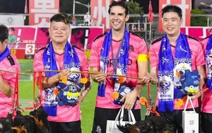 Sang Trung Quốc đá 'giải làng', Kaka nhận phần thưởng rất nhiều... gà