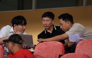 Vừa đến Hà Nội, HLV Kim Sang Sik đã xuất hiện tại Hàng Đẫy, 'xem giò' ngôi sao sáng nhất của bóng đá Việt Nam