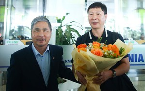 HLV Kim Sang Sik có mặt tại sân bay Nội Bài, bắt đầu hành trình làm HLV trưởng đội tuyển Việt Nam