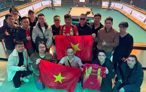 Cơ thủ Việt Nam được nhà vô địch thế giới chúc mừng sau khi giành danh hiệu lịch sử ở châu Âu