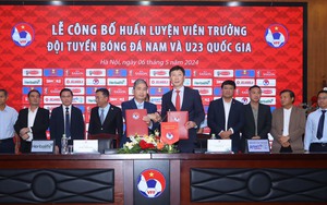 HLV Kim Sang Sik khác với HLV Park Hang Seo