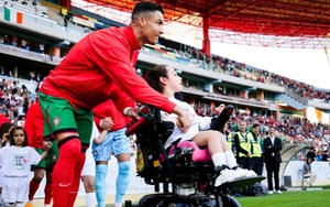 Ronaldo lại có hành động đẹp khi săn sóc, chơi đùa với bé gái tật nguyền ngay trên sân cỏ, khiến fan thực sự cảm phục
