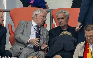 Hai cựu HLV của MU gây bão mạng xã hội khi trò chuyện thân thiết trên khái đài trận khai mạc EURO