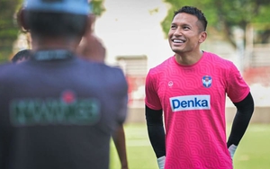 Thủ môn Singapore nài nỉ CĐV Trung Quốc ngừng chuyển tiền 'cảm ơn' vào tài khoản của mình