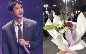 Jin BTS kể chuyện và tặng 4000 ARMY bó hoa tím tại sự kiện dành cho fan sau khi xuất ngũ