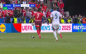 Tiền đạo Thụy Sĩ chạy rơi cả 'vật lạ' nhưng vẫn ghi bàn hạ Hungary