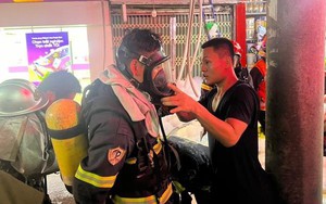 Hà Nội: Nghi có người mắc kẹt và thương vong trong đám tại cháy phố Định Công Hạ