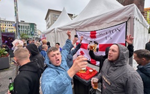 CĐV xứ sương mù quậy tưng bừng trước trận Serbia vs Anh