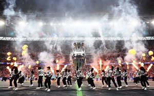 Nghệ sĩ với EURO: Ký ức EURO 2020 - Nghịch lí trái bóng tròn