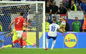 ĐT Pháp thắng tối thiểu, Mbappe gặp vận đen khi bỏ lỡ cơ hội, dính chấn thương rồi nhận thẻ vàng ở EURO 