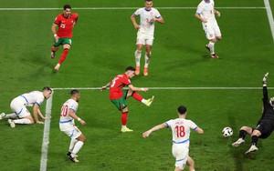 Người hùng xuất hiện phút 90+2, Ronaldo và các đồng đội ngược dòng nghẹt thở trước CH Séc
