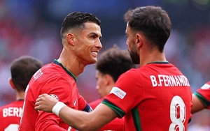 Người hâm mộ tìm ra lý do cực bất ngờ đằng sau pha kiến tạo của Ronaldo cho Fernandes