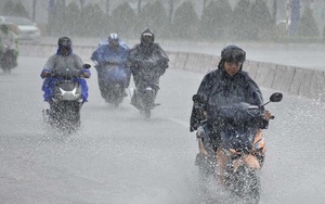 Sáng nay 24/6, nội thành Hà Nội mưa to, nguy cơ lốc sét và gió giật mạnh