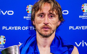 Người hâm mộ xót xa cho Modric, khóc mắt đỏ hoe vẫn phải lên nhận giải