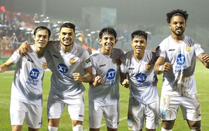 HLV Vũ Hồng Việt đã đạt đỉnh cao sự nghiệp với chức vô địch V-League cùng Nam Định